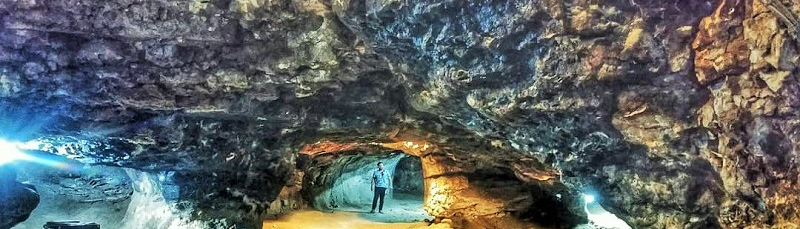 Die Kharvatu-Höhle, ein großes Ensemble iranischer Felsarchitektur.